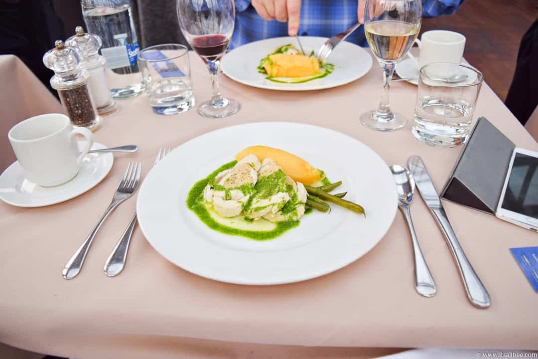 A local's guide to romantic things to do in London for couples - whether you are looking for cool couple activities in london or cheap romantic things to do in London. Click to read 25 ideas for romantic places in london for dates. From stolls on the Southbank, Electric Cinema, romantic dinner, Thames cruises, music session or dance lessons. Plenty of amazing London experiences for couples that you will love! #couples #travel #funtimes #adventure #markets #restaurants #movies #theatre #spa london romantic | romantic london things to do | romantic things london | things to do in london as a couple | things to do in london for couples