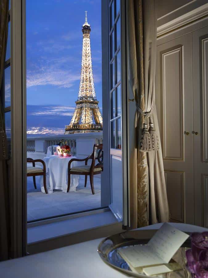 hotel davanti alla tour eiffel