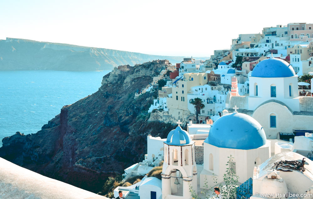 If you are heading to Santorini and asking yourself, 'where is the best place to stay in Santorini?' Get tips on the best hotel in Oia, Fira and many more. #caldera #tripstips