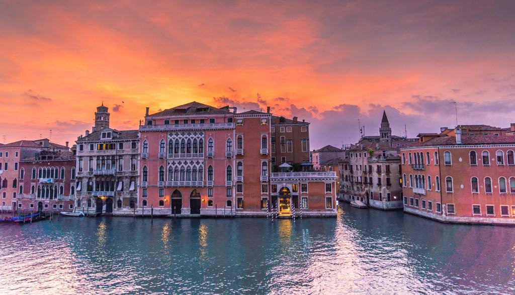 The Best Hotels In Venice With Canal View (Grand Canal) - Find the perfect luxury hotels on the grand canal in venice. #venezia #rialto #campanile #dogepalace #palazzo #gondola #grandcanal #views #balcony #italia #traveltips