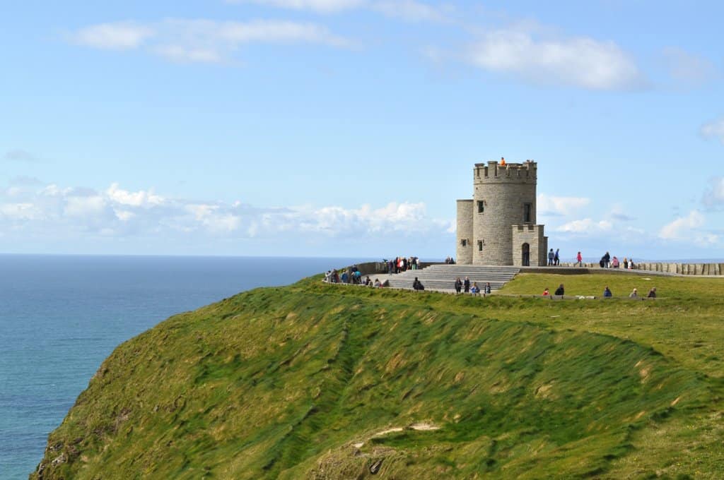 Guide to the best travel guidebooks for Ireland - The best travel books on Ireland #traveltip #itsallbee #eire #irish #bestsights #cliffsofmoher #dublin #kerry #ashfordcastle #books #guidebooks #tours #irishbooks #irishfood #irishbeer