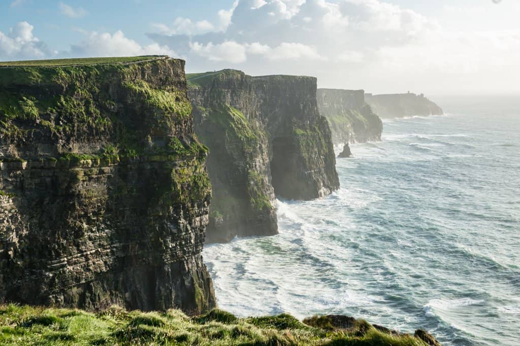 Guide to the best travel guidebooks for Ireland - The best travel books on Ireland #traveltip #itsallbee #eire #irish #bestsights #cliffsofmoher #dublin #kerry #ashfordcastle #books #guidebooks #tours #irishbooks #irishfood #irishbeer