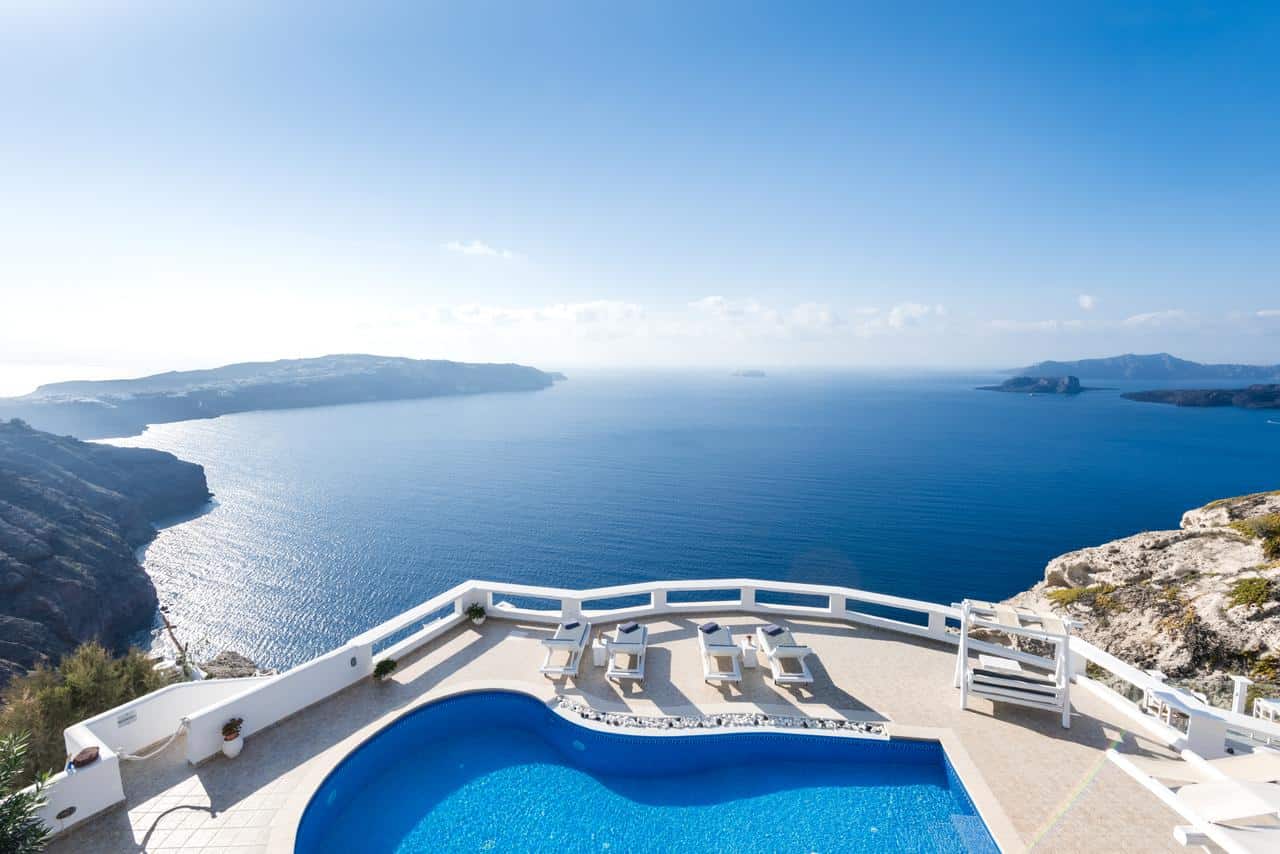 Cheap Hotels In Santorini With Caldera Views - budget and affordable hotels in Oia, Fira and more. Tips on budget accommodation in Santorini