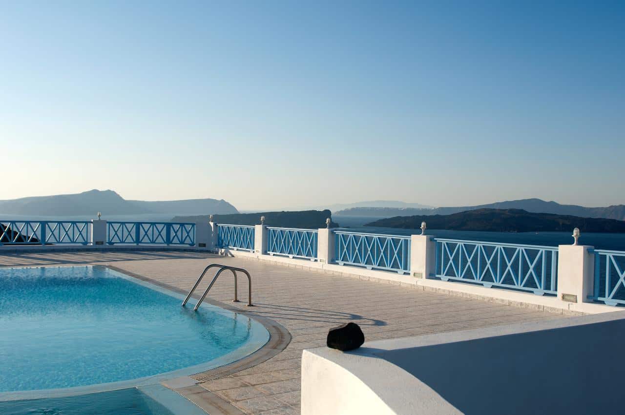 Cheap Hotels In Santorini With Caldera Views - budget and affordable hotels in Oia, Fira and more. Tips on budget accommodation in Santorini