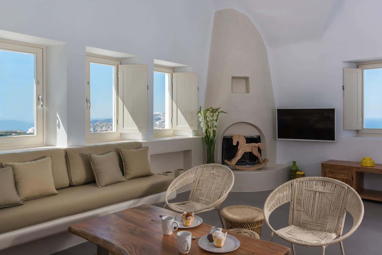 The Best Santorini Villas With Private Pools - The best villas in Oia, Fira and many towns in Santorini. All within proximity to the best beaches in Santorini Greece.