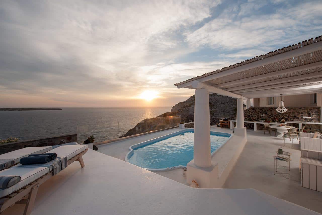 The Best Santorini Villas With Private Pools - The best villas in Oia, Fira and many towns in Santorini. All within proximity to the best beaches in Santorini Greece.