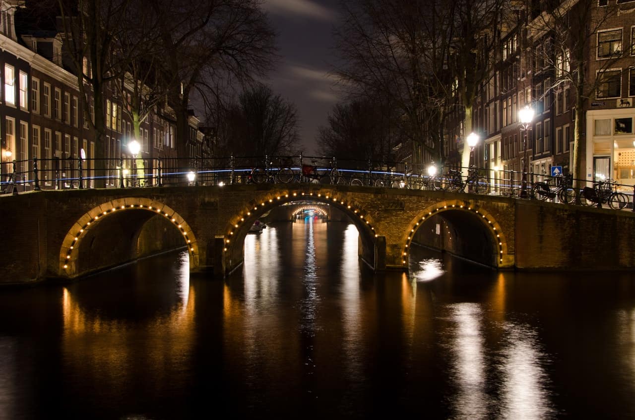 Where To Stay In Amsterdam | Best Areas To Stay In Amsterdam - Jordaan, Oost, Oud Zuid, Oud West. Hotels near Van Gogh Museum, hotels near Dam Square or Hotels near Anne Frank House. 