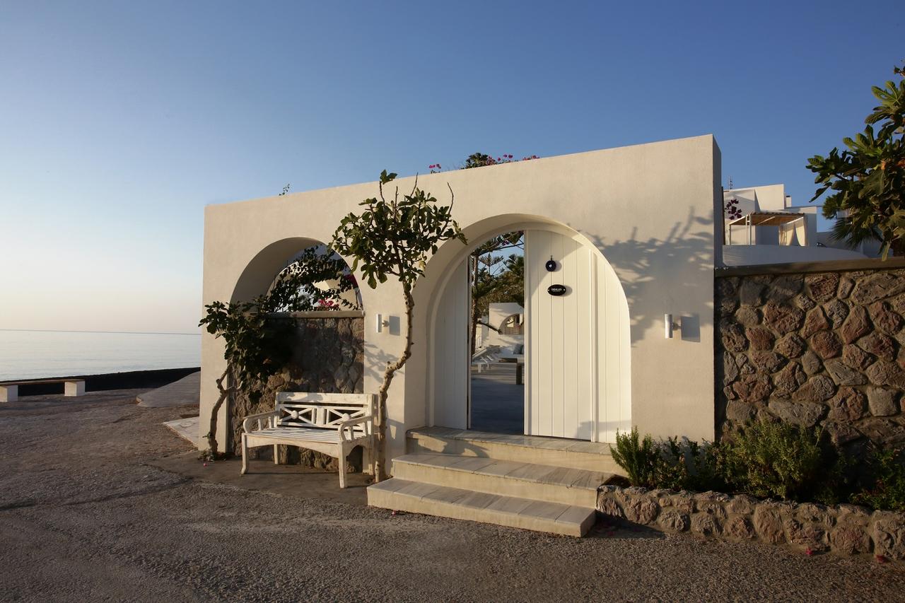  Top 10 cheap hotels in Santorini, Greece.