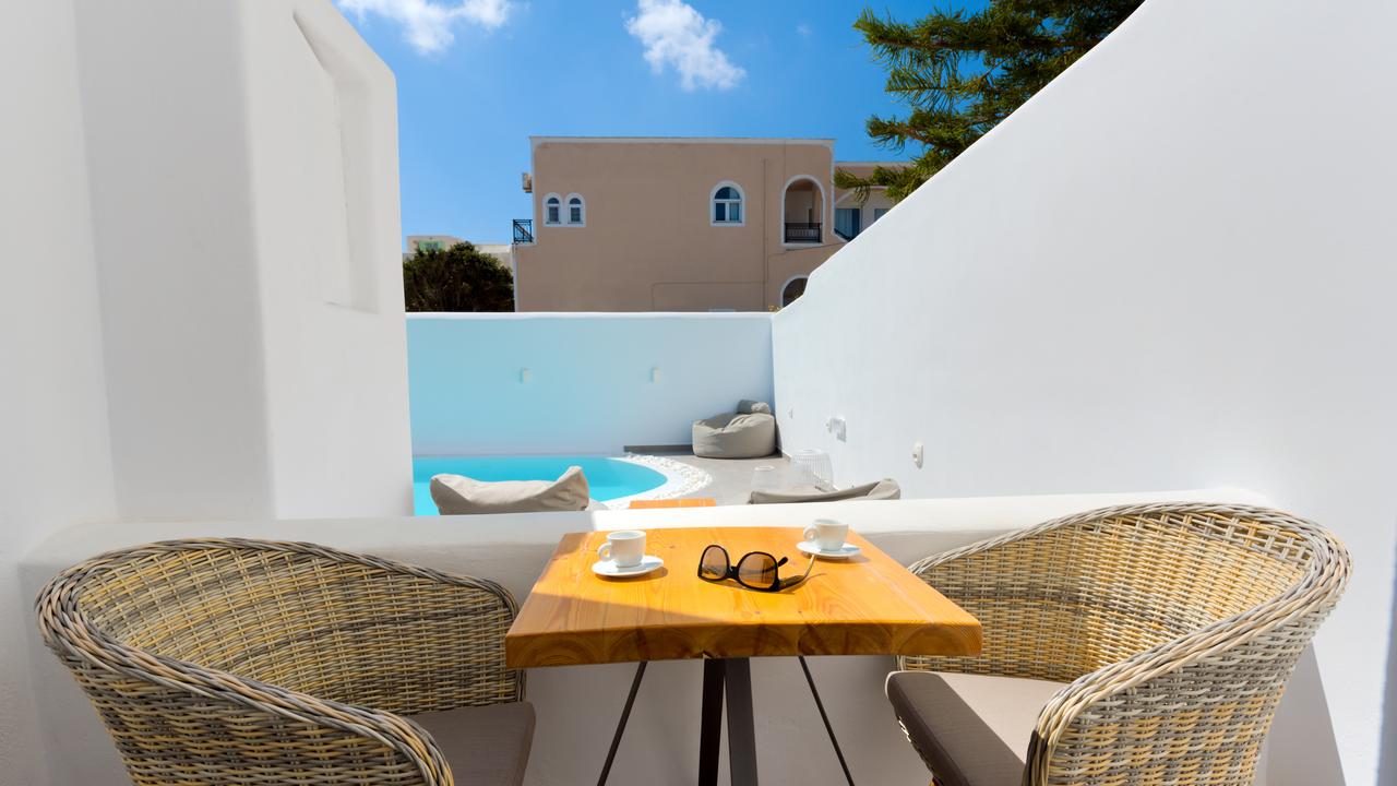  Top 10 cheap hotels in Santorini, Greece.