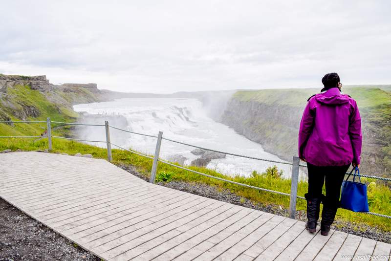 Iceland essentials packing lists items - The Best Gloves For Iceland In Winter and Summer! - Essential items whether exploring Reykjavik or hiking in Iceland. #itsallbee #traveltip #packinglist #bluelagoon #glacierlagoon #glacier #lavafields #whattopack #icelandtravel