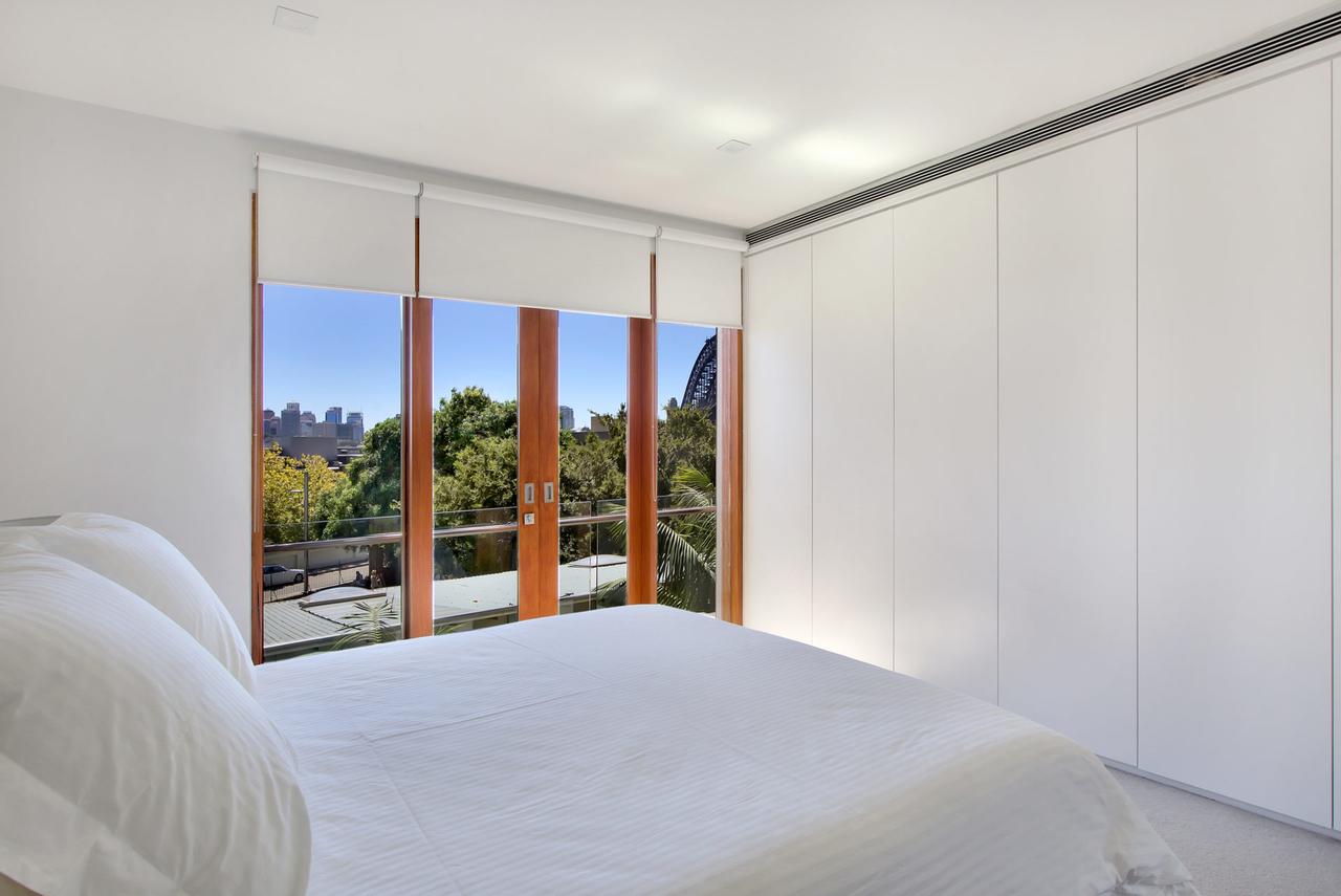 Top Sydney Hotels For New Years Eve Fireworks - Tips on best place to see the fireworks in Sydney #NYE #fireworks #party #drinks #newyear #harbourbrigde #operahouse #views #nyecruise #champagne #goingout #nye2020