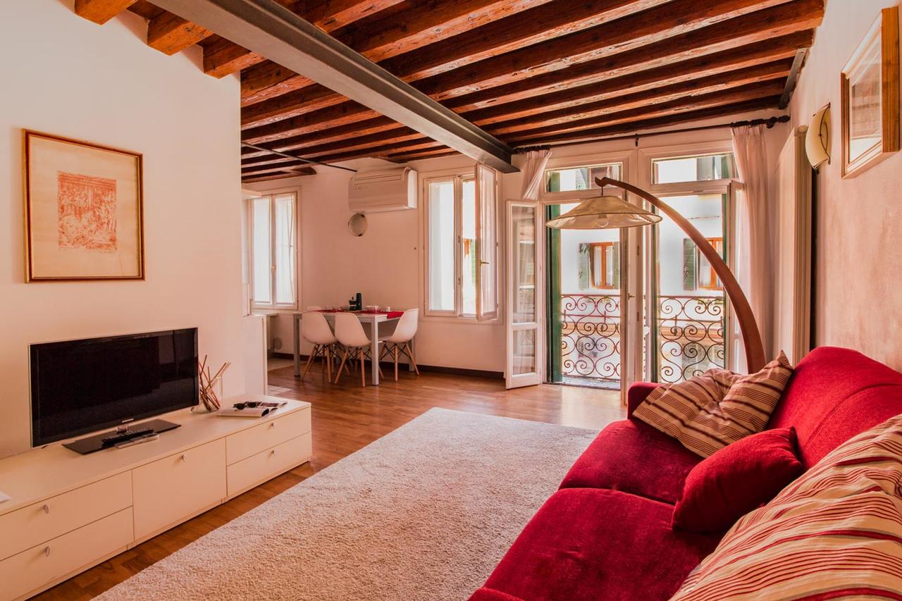 The Best Hotels In Venice With Canal View (Grand Canal) - Find the perfect most romantic hotels in Venice in Italy. #venezia #rialto #campanile #dogepalace #palazzo #gondola #grandcanal #views #balcony #italia #traveltips