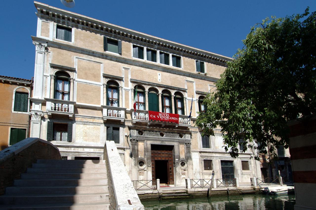 The Best Hotels In Venice With Canal View (Grand Canal) - Find the perfect luxury hotels on the grand canal in venice. #venezia #rialto #campanile #dogepalace #palazzo #gondola #grandcanal #views #balcony #italia #traveltips