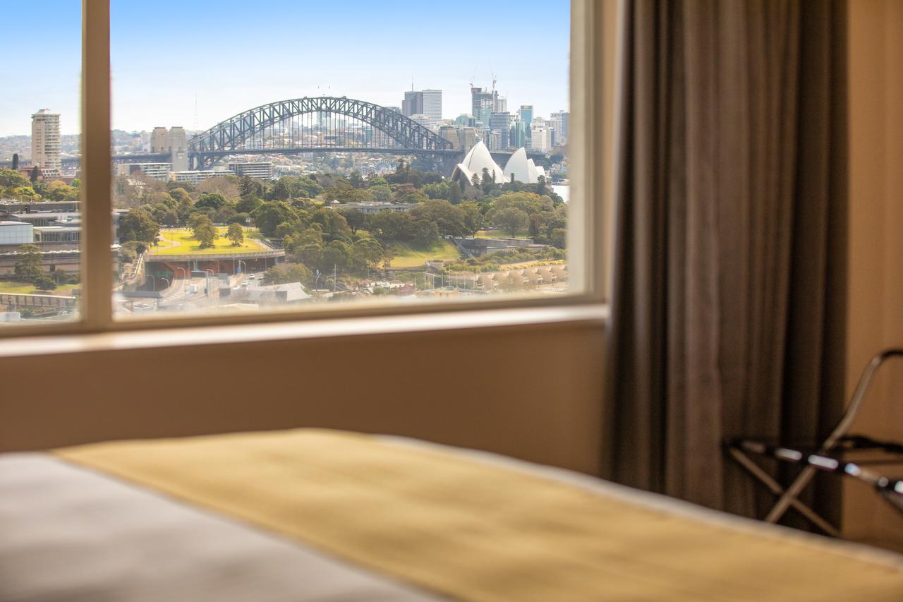 Top Sydney Hotels For New Years Eve Fireworks - Tips on best place to see the fireworks in Sydney #NYE #fireworks #party #drinks #newyear #harbourbrigde #operahouse #views #nyecruise #champagne #goingout #nye2020