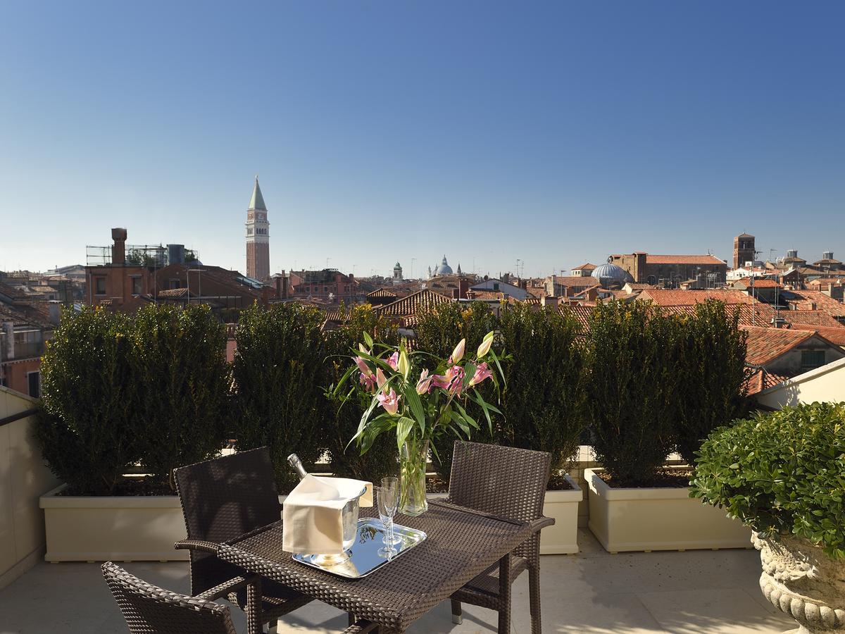 The Best Hotels In Venice With Canal View (Grand Canal) - Find the perfect most romantic hotels in Venice in Italy. #venezia #rialto #campanile #dogepalace #palazzo #gondola #grandcanal #views #balcony #italia #traveltips
