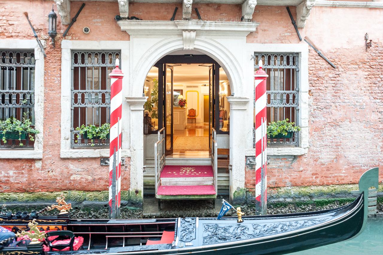 The Best Hotels In Venice With Canal View (Grand Canal) - Find the perfect most romantic hotels in Venice in Italy. #venezia #rialto #campanile #dogepalace #palazzo #gondola #grandcanal #views #balcony #italia #traveltips