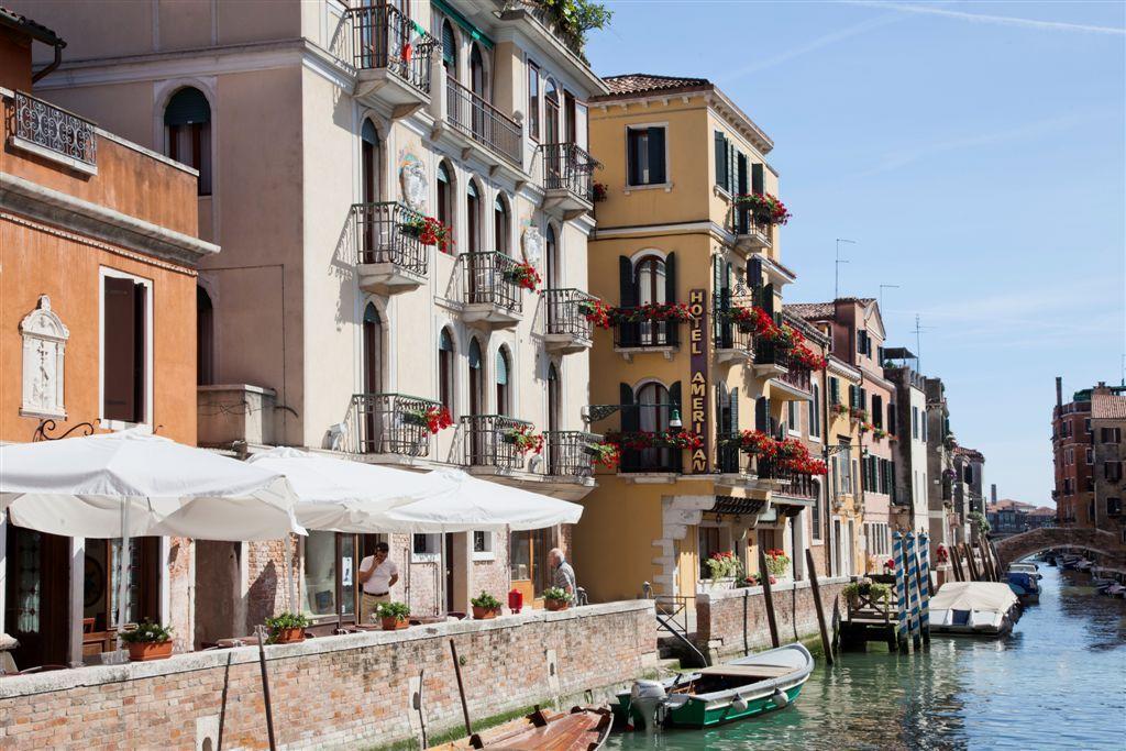 The Best Hotels In Venice With Canal View (Grand Canal) - Find the perfect hotel in venice with balcony canal view in Italy. #venezia #rialto #campanile #dogepalace #palazzo #gondola #grandcanal #views #balcony #italia #traveltips