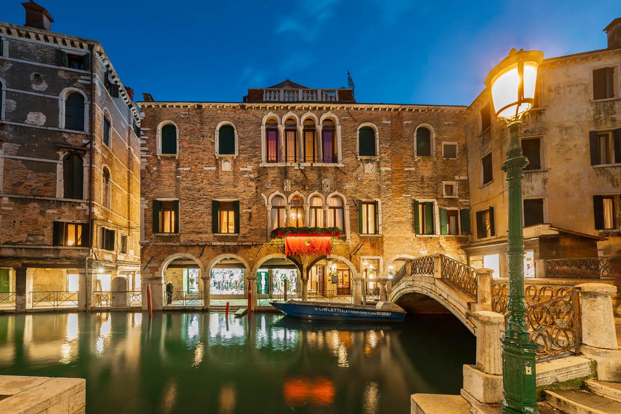 The Best Hotels In Venice With Canal View (Grand Canal) - Find the perfect most romantic hotels in Venice in Italy. #venezia #rialto #campanile #dogepalace #palazzo #gondola #grandcanal #views #balcony #italia #traveltips