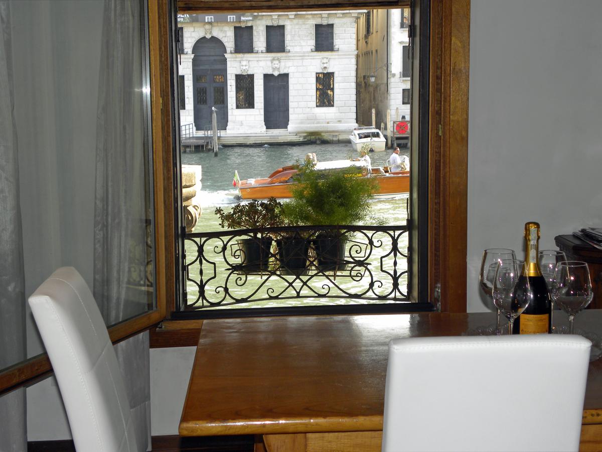 The Best Hotels In Venice With Canal View (Grand Canal) - Find the perfect hotel in venice with balcony canal view in Italy. #venezia #rialto #campanile #dogepalace #palazzo #gondola #grandcanal #views #balcony #italia #traveltips