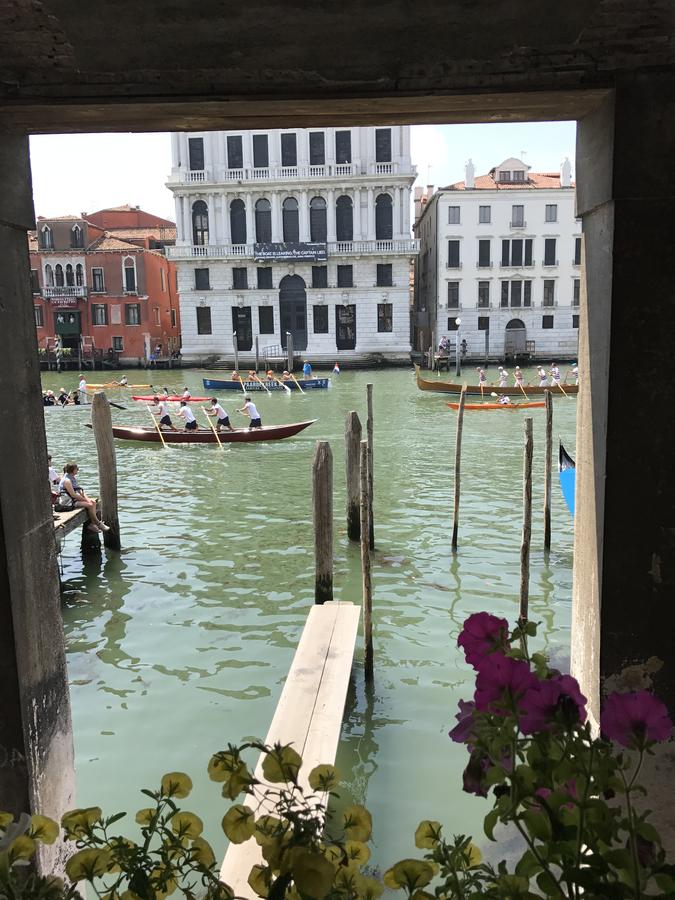 The Best Hotels In Venice With Canal View (Grand Canal) - Find the perfect hotel in venice with balcony canal view in Italy. #venezia #rialto #campanile #dogepalace #palazzo #gondola #grandcanal #views #balcony #italia #traveltips