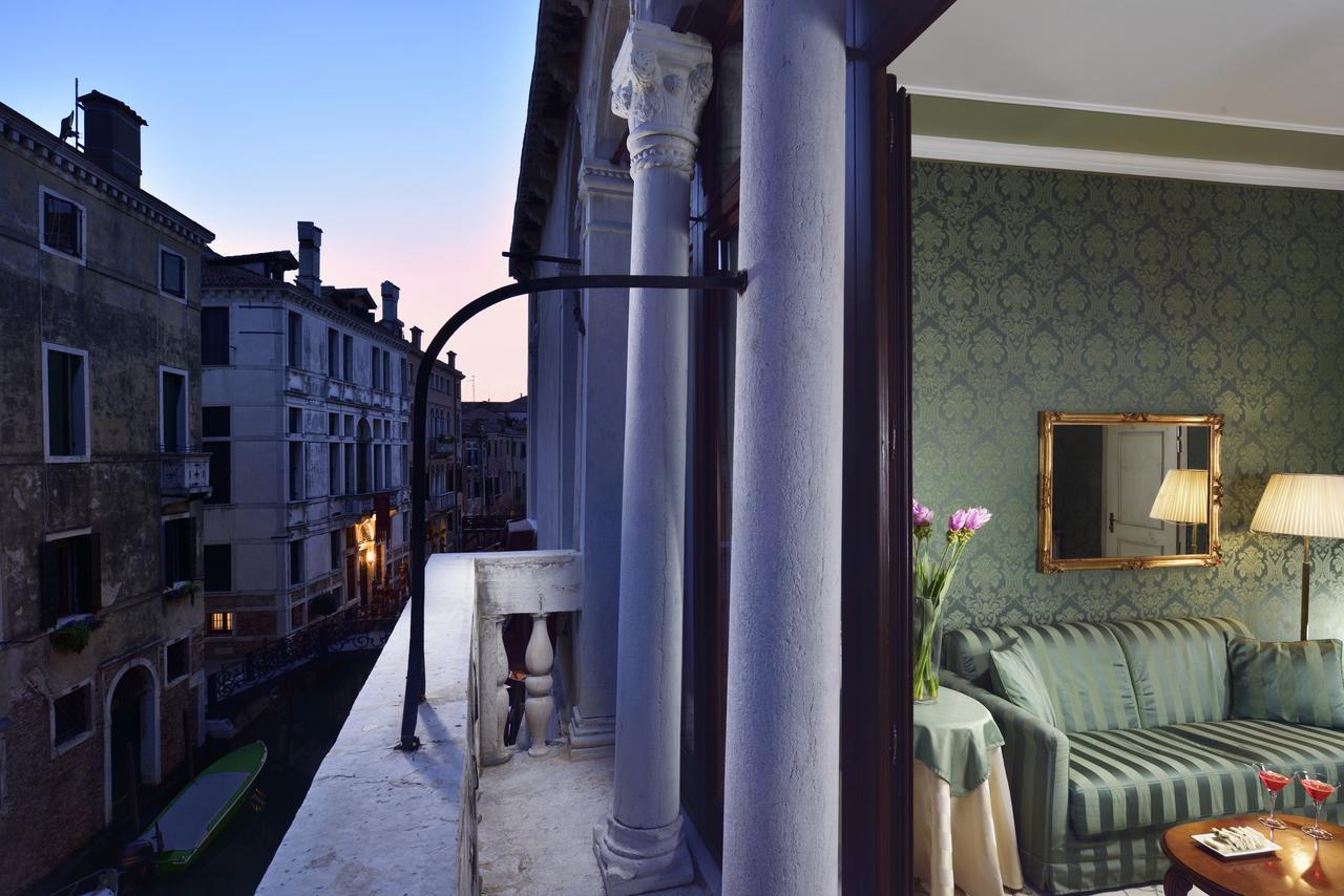 The Best Hotels In Venice With Canal View (Grand Canal) - Find the perfect hotel in venice with balcony canal view in Italy. #venezia #rialto #campanile #dogepalace #palazzo #gondola #grandcanal #views #balcony #italia #traveltips