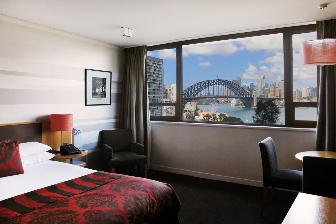 Top Sydney Hotels For New Years Eve Fireworks - Tips on best place to see the fireworks in Sydney #NYE #fireworks #party #drinks #newyear #harbourbrigde #operahouse #views #nyecruise #champagne #goingout #nye2020