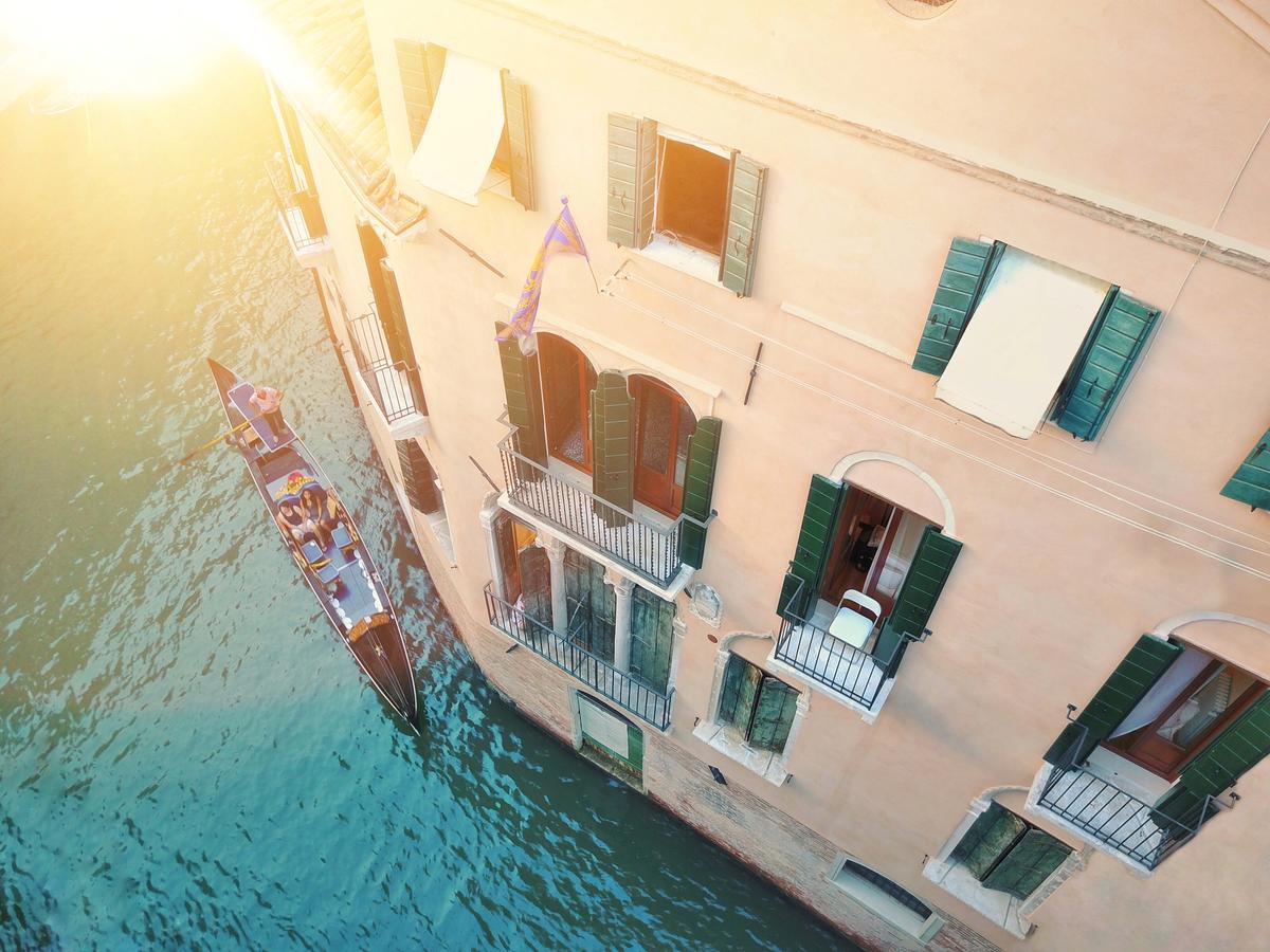 The Best Hotels In Venice With Canal View (Grand Canal) - Find the perfect hotel in venice with balcony canal view in Italy. #venezia #rialto #campanile #dogepalace #palazzo #gondola #grandcanal #views #balcony #italia #traveltips