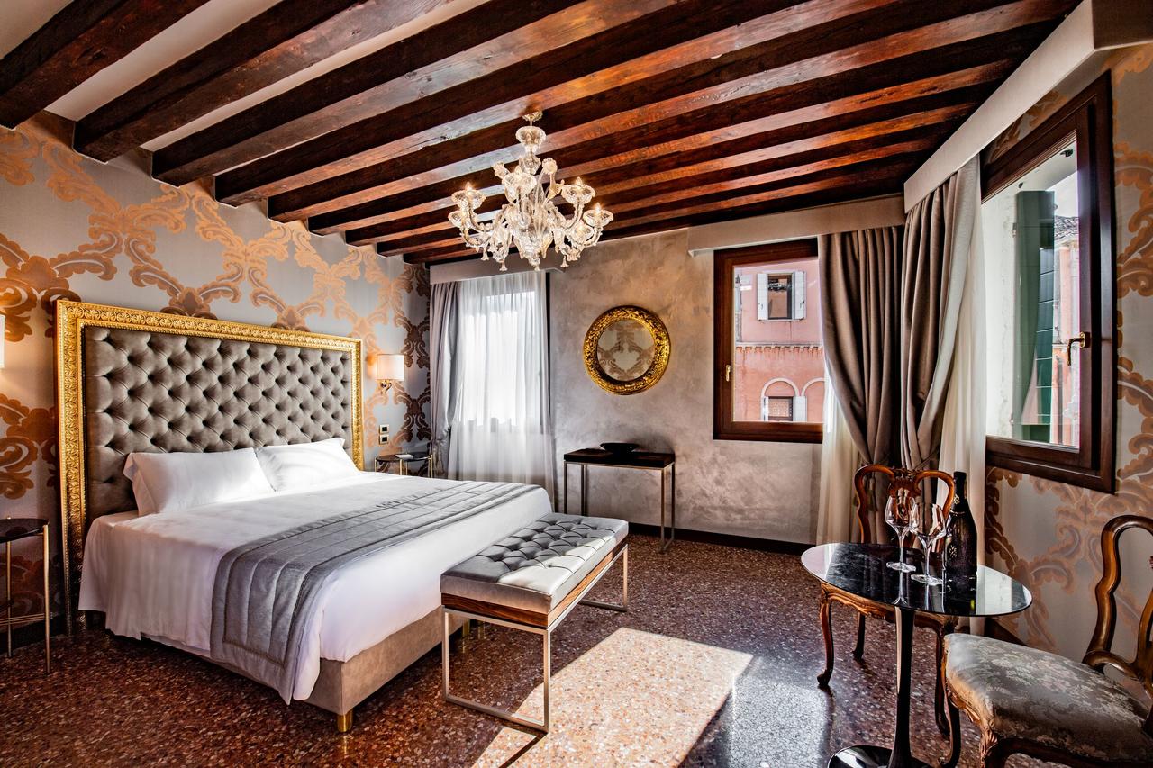 The Best Hotels In Venice With Canal View (Grand Canal) - Find the perfect hotel in venice with balcony canal view in Italy. #venezia #rialto #campanile #dogepalace #palazzo #gondola #grandcanal #views #balcony #italia #traveltips