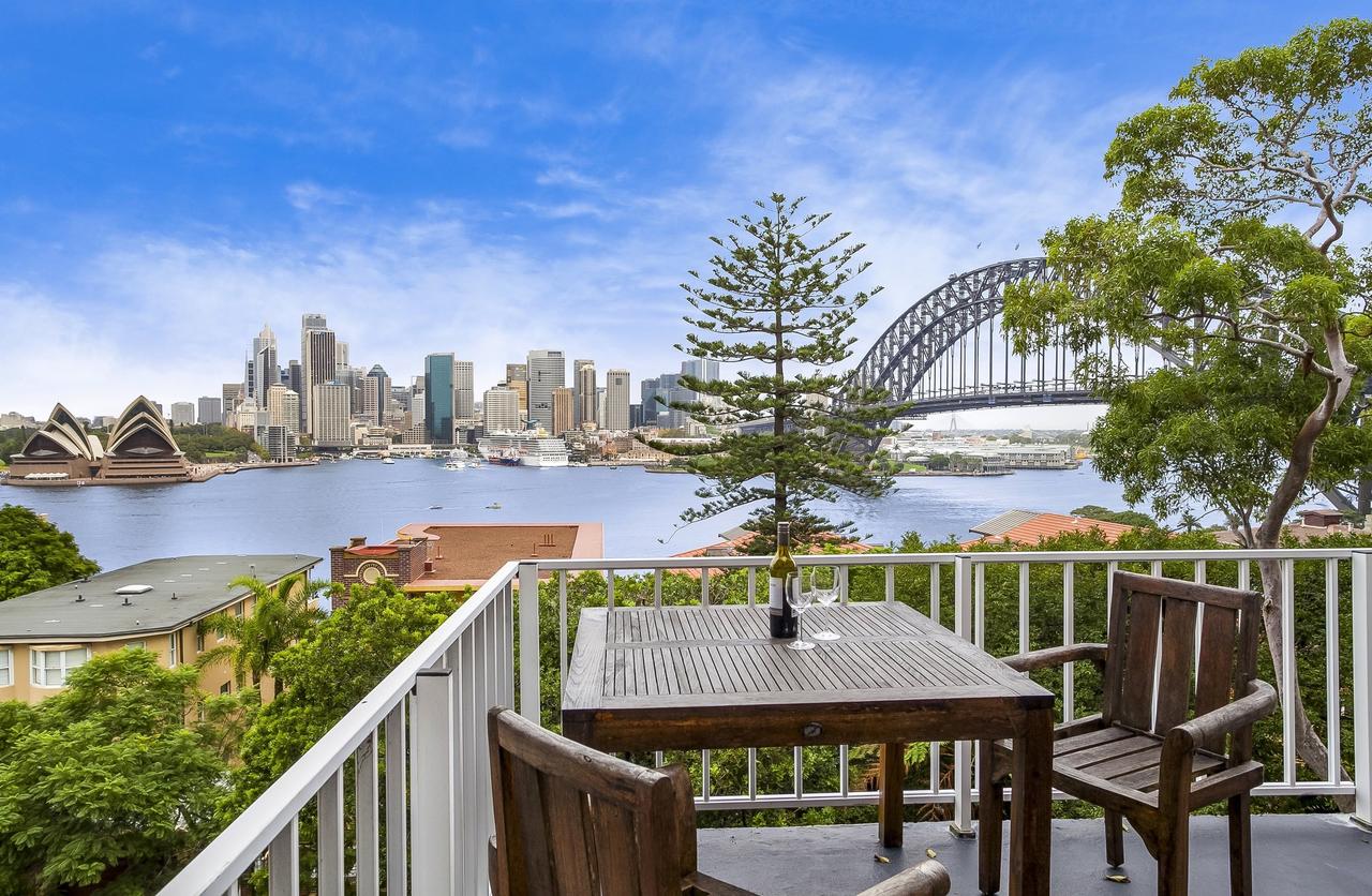 Top Sydney Hotels For New Years Eve Fireworks - Tips on the best hotels for new years eve in Sydney #NYE #fireworks #party #drinks #newyear #harbourbrigde #operahouse #views #nyecruise #champagne #goingout #nye2020