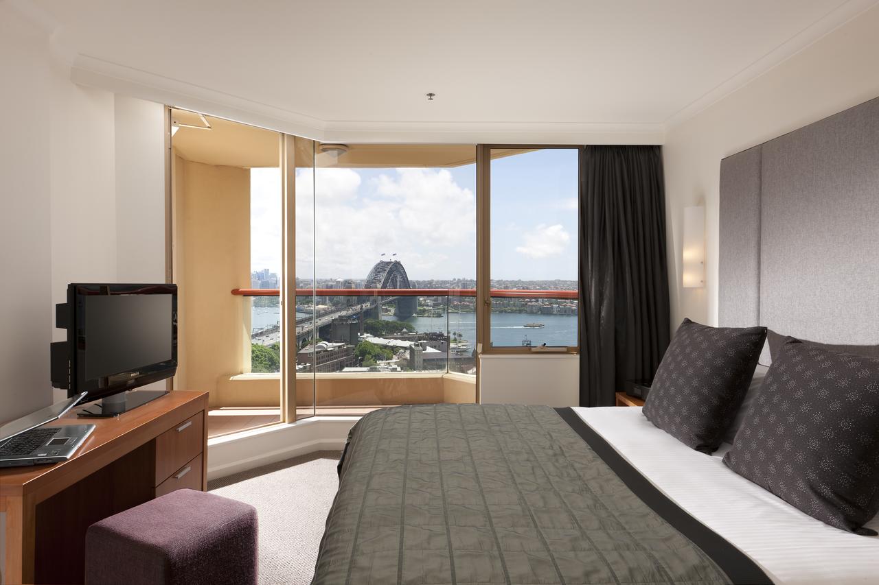 Top Sydney Hotels For New Years Eve Fireworks - Tips on the best Sydney accommodation to view firework #NYE #fireworks #party #drinks #newyear #harbourbrigde #operahouse #views #nyecruise #champagne #goingout #nye2020