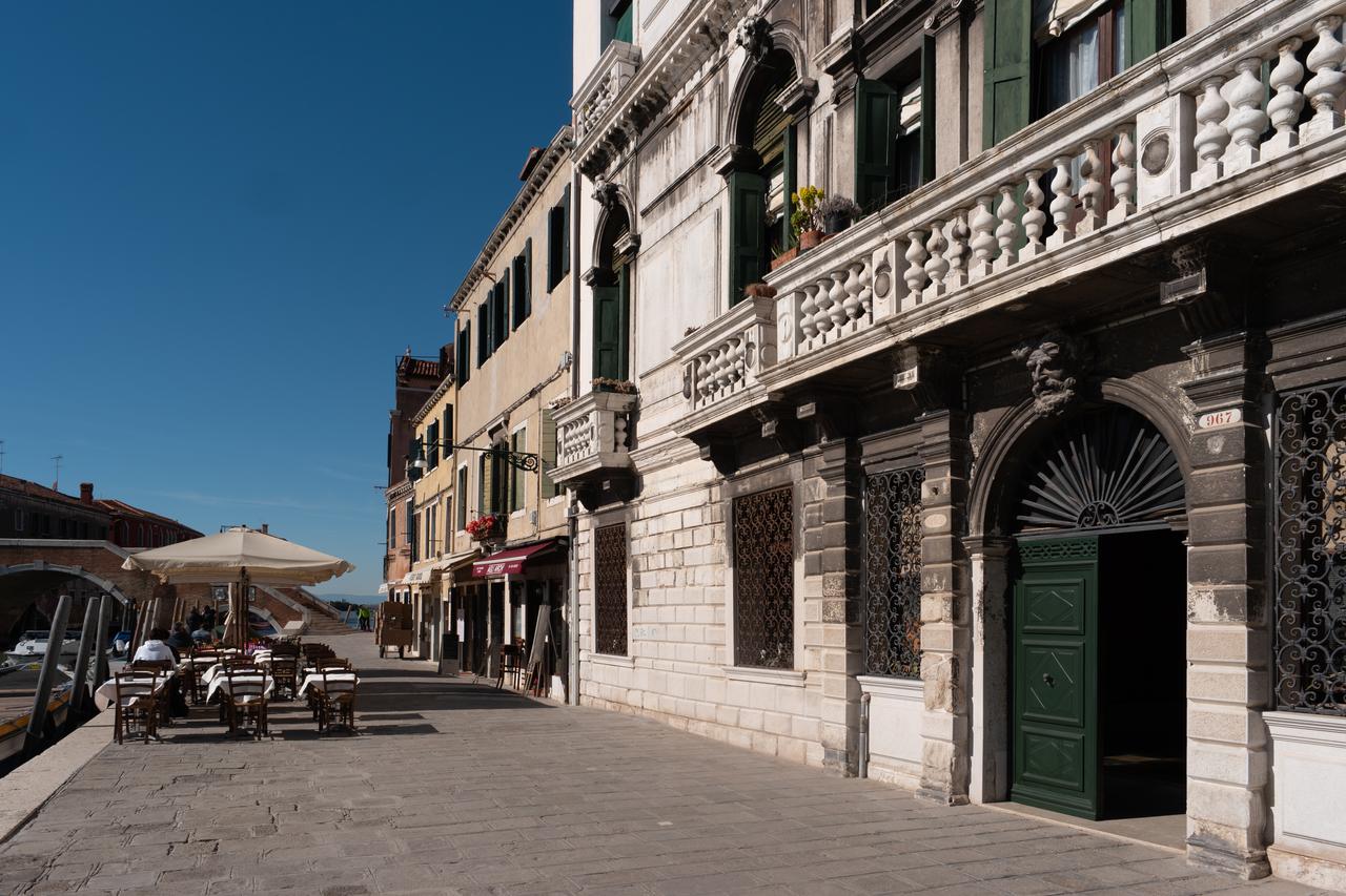 The Best Hotels In Venice With Canal View (Grand Canal) - Find the perfect most romantic hotels in Venice in Italy. #venezia #rialto #campanile #dogepalace #palazzo #gondola #grandcanal #views #balcony #italia #traveltips