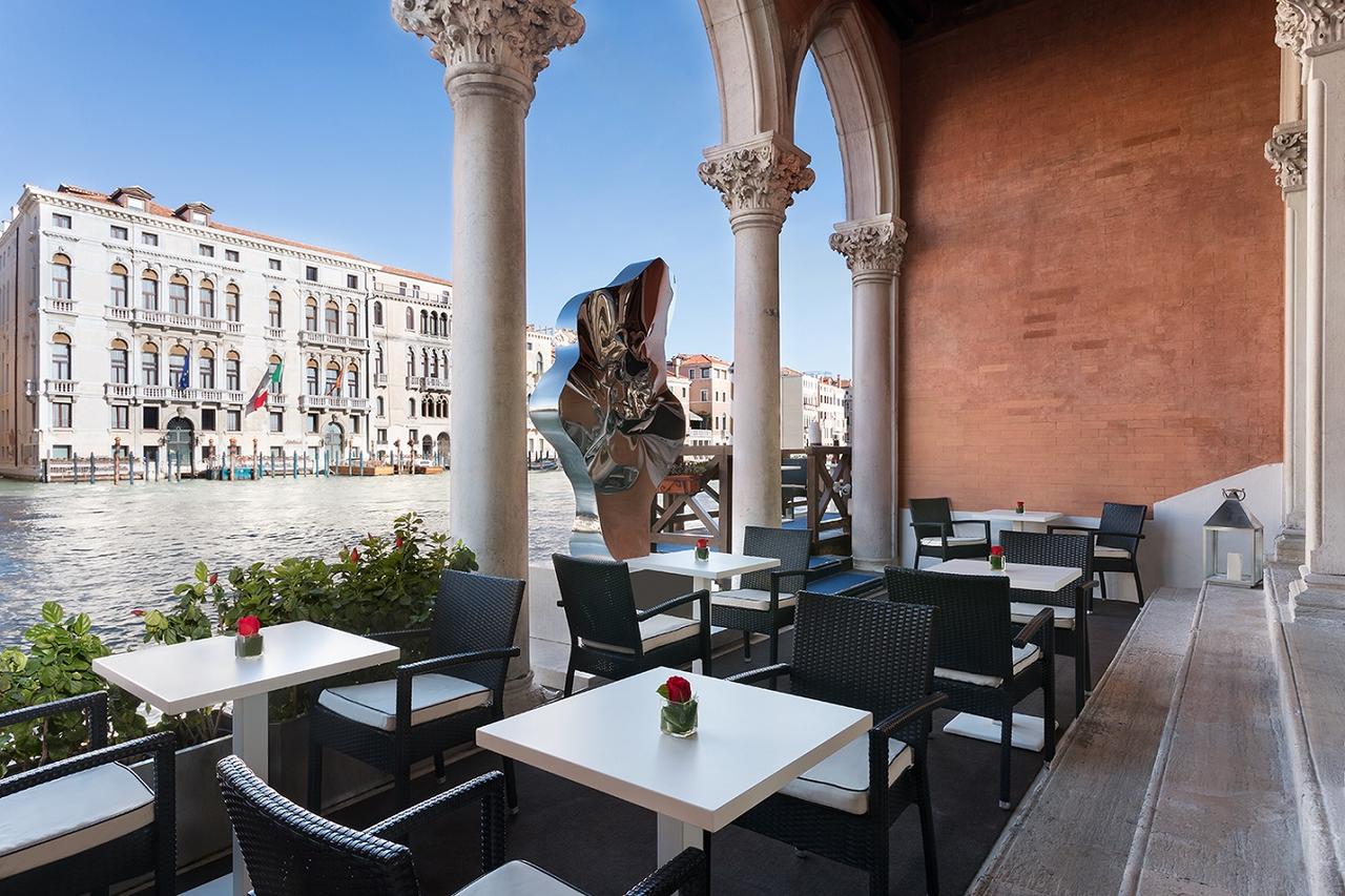 The Best Hotels In Venice With Canal View (Grand Canal) - Find the perfect hotel in venice with balcony canal view in Italy. #venezia #rialto #campanile #dogepalace #palazzo #gondola #grandcanal #views #balcony #italia #traveltips