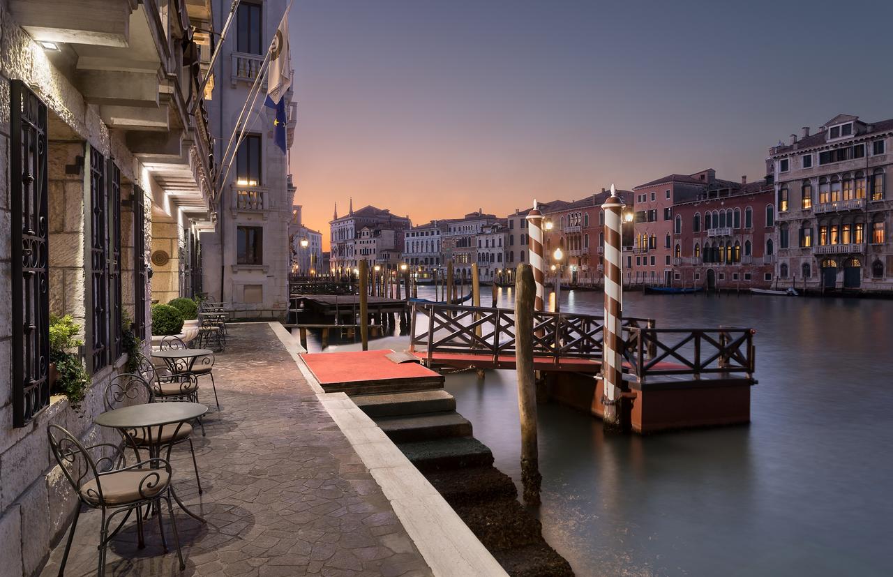 The Best Hotels In Venice With Canal View (Grand Canal) - Find the perfect most romantic hotels in Venice in Italy. #venezia #rialto #campanile #dogepalace #palazzo #gondola #grandcanal #views #balcony #italia #traveltips