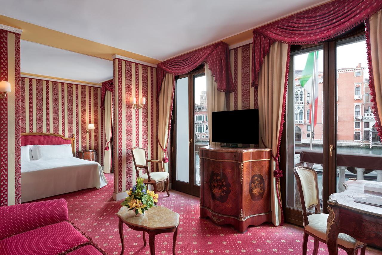 The Best Hotels In Venice With Canal View (Grand Canal) - Find the perfect most romantic hotels in Venice in Italy. #venezia #rialto #campanile #dogepalace #palazzo #gondola #grandcanal #views #balcony #italia #traveltips