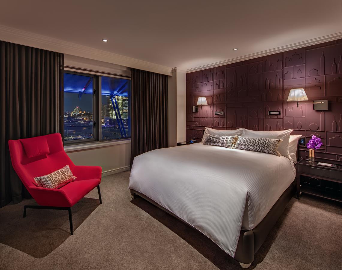 Top Sydney Hotels For New Years Eve Fireworks - Tips on best place to see the fireworks in Sydney #NYE #fireworks #party #drinks #newyear #harbourbrigde #operahouse #views #nyecruise #champagne #goingout #nye2020