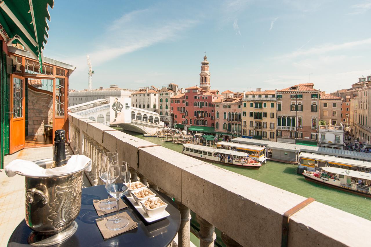 The Best Hotels In Venice With Canal View (Grand Canal) - Find the perfect luxury hotels on the grand canal in venice. #venezia #rialto #campanile #dogepalace #palazzo #gondola #grandcanal #views #balcony #italia #traveltips