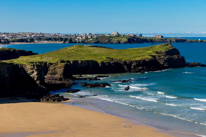 Tips on the best towns in Cornwall worth visiting - plus 10 best things to do in Cornwall, pretty places in cornwall and cute seaside towns in Cornwall perfect for holidays and weekend getaways in England. #uk #britain #seaside #holidays #vacation #beaches #seaviews #prettytowns #thingstodo #edenproject #newquay #tintagel #stmichaelsmount #stives #minacktheatre