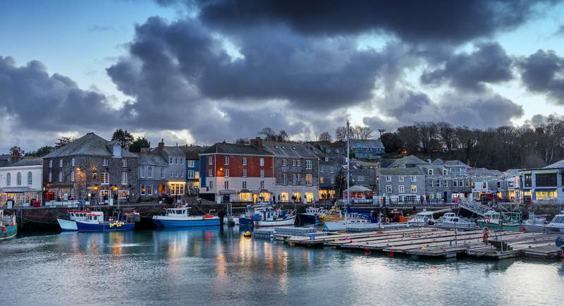 Tips on the best towns in Cornwall worth visiting - plus 10 best things to do in Cornwall, pretty places in cornwall and cute seaside towns in Cornwall perfect for holidays and weekend getaways in England. #uk #britain #seaside #holidays #vacation #beaches #seaviews #prettytowns #thingstodo #edenproject #newquay #tintagel #stmichaelsmount #stives #minacktheatre