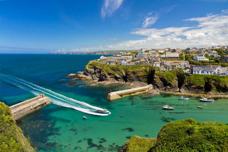 Tips on the best towns in Cornwall worth visiting - plus 10 best things to do in Cornwall, pretty places in cornwall and cute seaside towns in Cornwall perfect for holidays and weekend getaways in England. #uk #britain #seaside #holidays #vacation #beaches #seaviews #prettytowns #thingstodo #edenproject #newquay #tintagel #stmichaelsmount #stives #minacktheatre