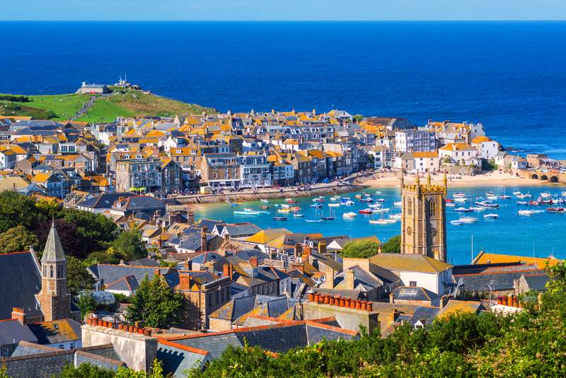 Tips on the best towns in Cornwall worth visiting - plus 10 best things to do in Cornwall, pretty places in cornwall and cute seaside towns in Cornwall perfect for holidays and weekend getaways in England. #uk #britain #seaside #holidays #vacation #beaches #seaviews #prettytowns #thingstodo #edenproject #newquay #tintagel #stmichaelsmount #stives #minacktheatre