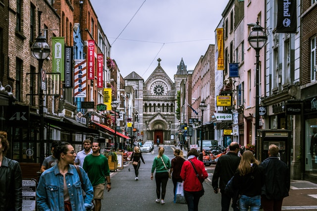 Guide to the best travel guidebooks for Ireland - The best travel books on Ireland #traveltip #itsallbee #eire #irish #bestsights #cliffsofmoher #dublin #kerry #ashfordcastle #books #guidebooks #tours #irishbooks #irishfood #irishbeer