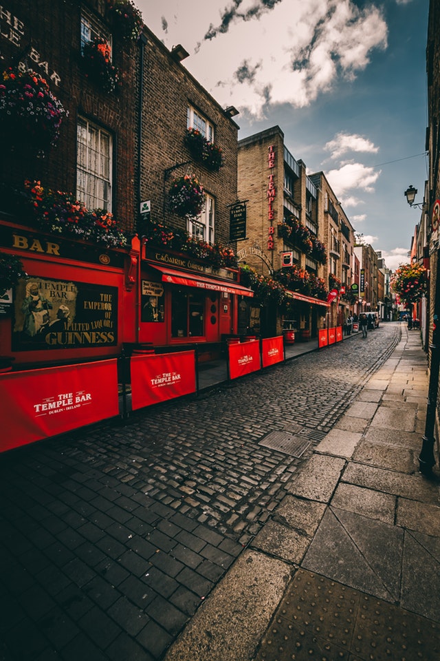 Guide to the best travel guidebooks for Ireland - The best travel books on Ireland #traveltip #itsallbee #eire #irish #bestsights #cliffsofmoher #dublin #kerry #ashfordcastle #books #guidebooks #tours #irishbooks #irishfood #irishbeer
