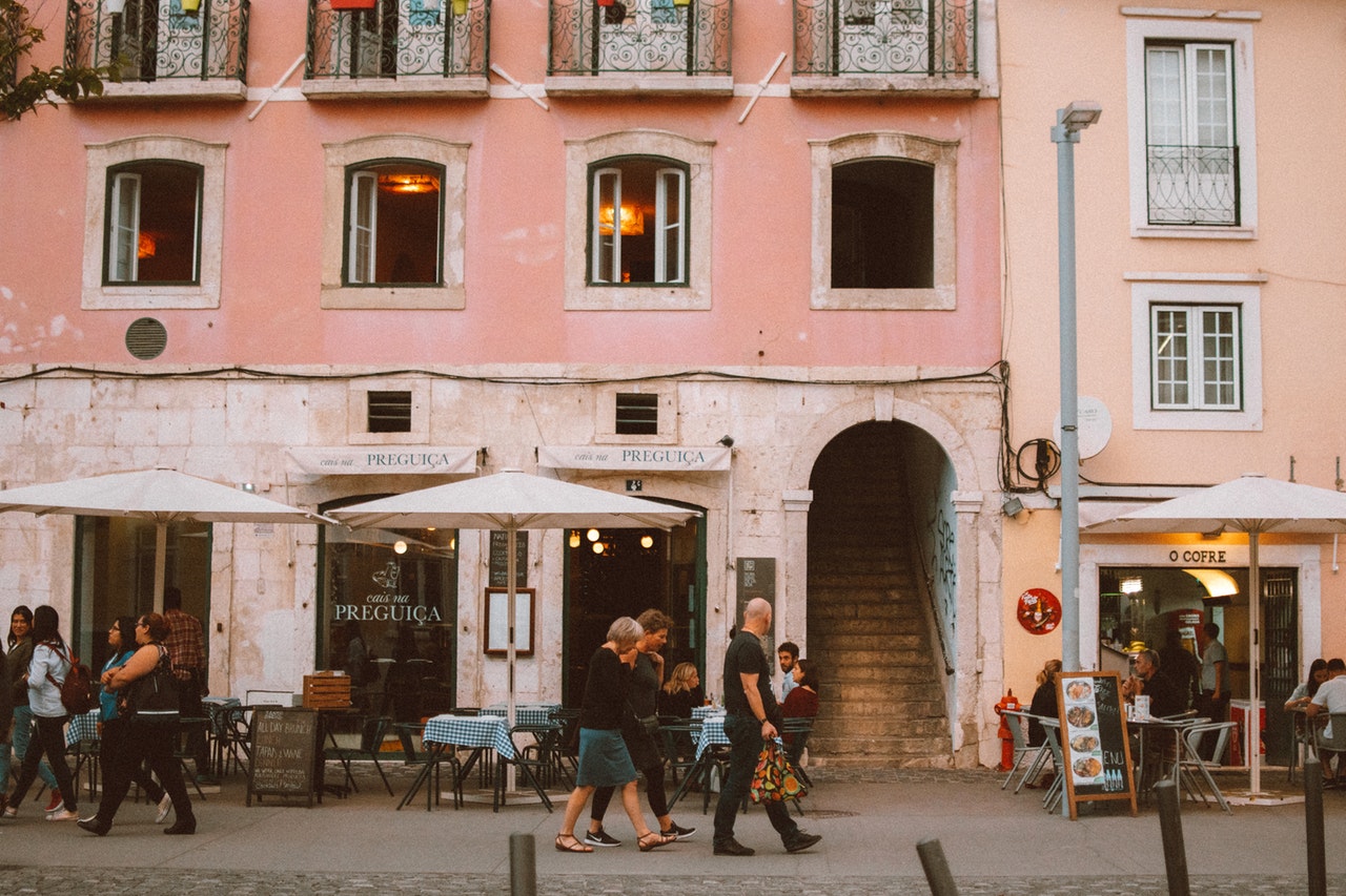 Best cafes in Lisbon Portugal - There to eat the best pasteis de nata and of course great coffee. Tips on cool Lisbon cafes to check out when visiting the city of the seven hills. #portugal #foodie #europe #lisboa #itsallbee #traveltips