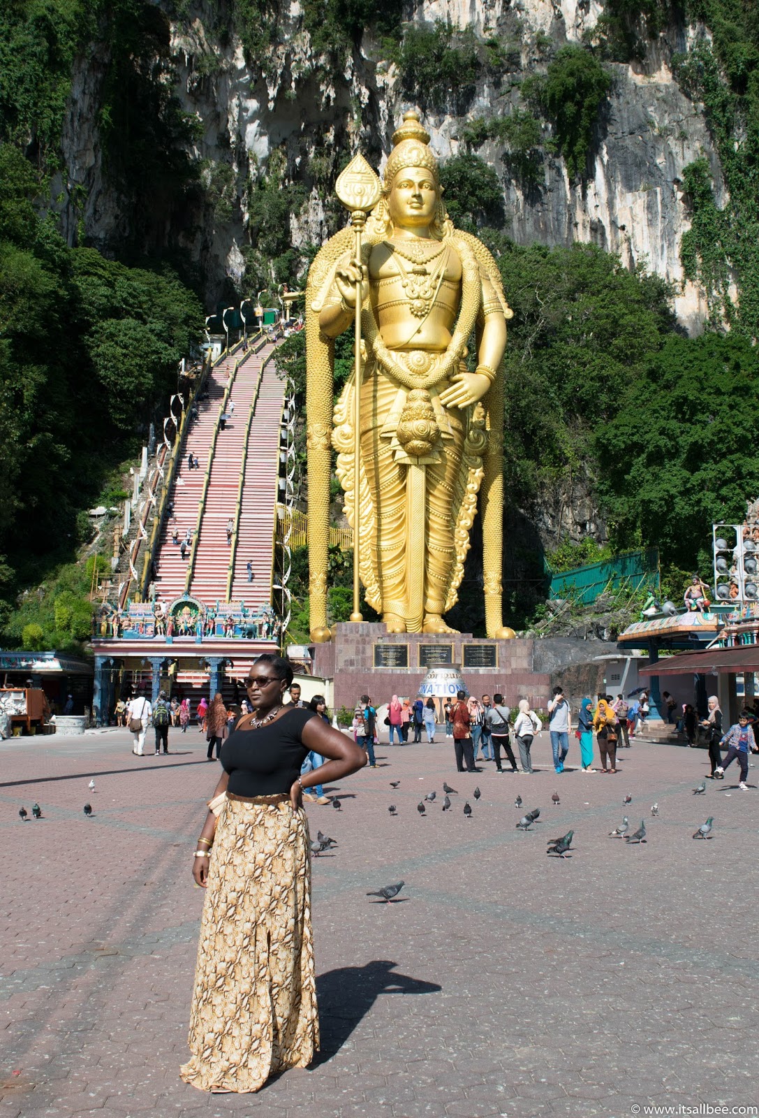 Top 10 Dos And Don'ts In Malaysia - Tips on local customs and laws tourists in Malaysia need to abide by. Things not to do in Malaysia - malaysia travel tips - #asia #klcc #batucaves