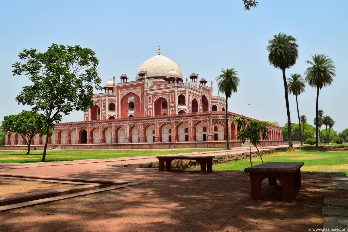 The perfect Delhi itinerary for 3 days - Delhi travel guide with things to do, places to visit in Delhi, how to get around in Delhi, day trips from Delhi, visa info and more. Delhi travel incredible India #ASIA #GOLDENTRIANGLE #femaletravellers #solotravel #adventure - delhi travel photography - delhi india market - delhi india streets - delhi india streets