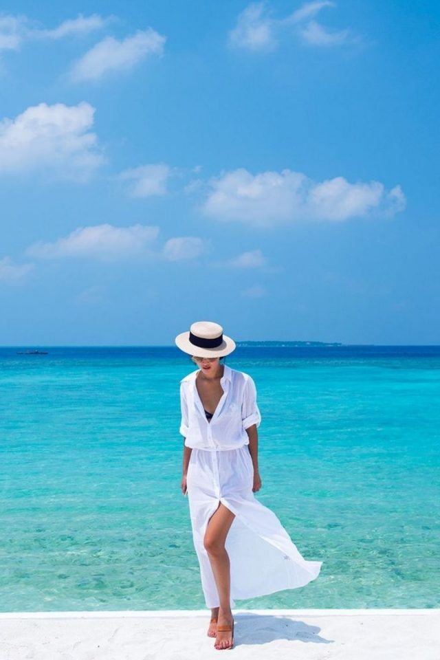 Embark on a tropical getaway to the Maldives with our essential packing guide. Discover what to bring for sunny days and balmy nights, from stylish swimwear to elegant evening attire, along with must-have accessories and practical essentials for the ultimate island escape. Pack smart and enjoy paradise worry-free! Maldive | Maldiv | Maldivs | Maldives Outfit Ideas | maldives honeymoon | Maldives Avec Enfant | Maldives Vacation | maldives honeymoon guide | Maldive Travel | Maldiv Honeymoon