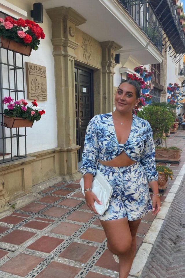 Discover the perfect Marbella outfits for every occasion! From glamorous gala nights to relaxed resort vibes and elegant dinners by the sea, our guide features stylish and comfortable fashion choices that blend seamlessly with Marbella's luxurious lifestyle. Get inspired for your next trip with these chic ensembles ideal for sightseeing, dining, and everything in between.Spain Aesthetic, Night Life, Luxury Villa, Vacation, Ibiza, Bar, Island, Beach Club, Spain Outfit Ideas, Summer, Hen Party