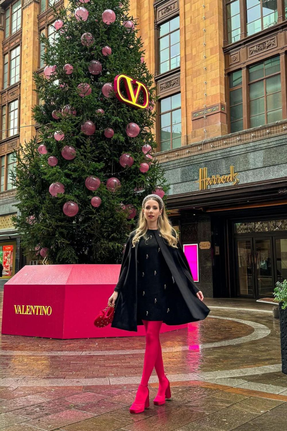 Stunning London Christmas outfit ideas for every festive occasion! From glamorous sequin dresses to cozy chic ensembles, find the perfect look to dazzle under the city's magical holiday lights. London Christmas Night Outfit, London Christmas Party Outfit, Regent Street London Christmas Outfit, Christmas Outfit Ideas For Women London, Markets Outfit, Shopping Outfit, London Christmas Outfit Ideas, Oxford Street London Christmas Outfit, Winter Outfits, Aesthetic, London Christmas Photo Ideas Stunning London Christmas outfit ideas for every festive occasion! From glamorous sequin dresses to cozy chic ensembles, find the perfect look to dazzle under the city's magical holiday lights. London Christmas Night Outfit, London Christmas Party Outfit, Regent Street London Christmas Outfit, Christmas Outfit Ideas For Women London, Markets Outfit, Shopping Outfit, London Christmas Outfit Ideas, Oxford Street London Christmas Outfit, Winter Outfits, Aesthetic, London Christmas Photo Ideas