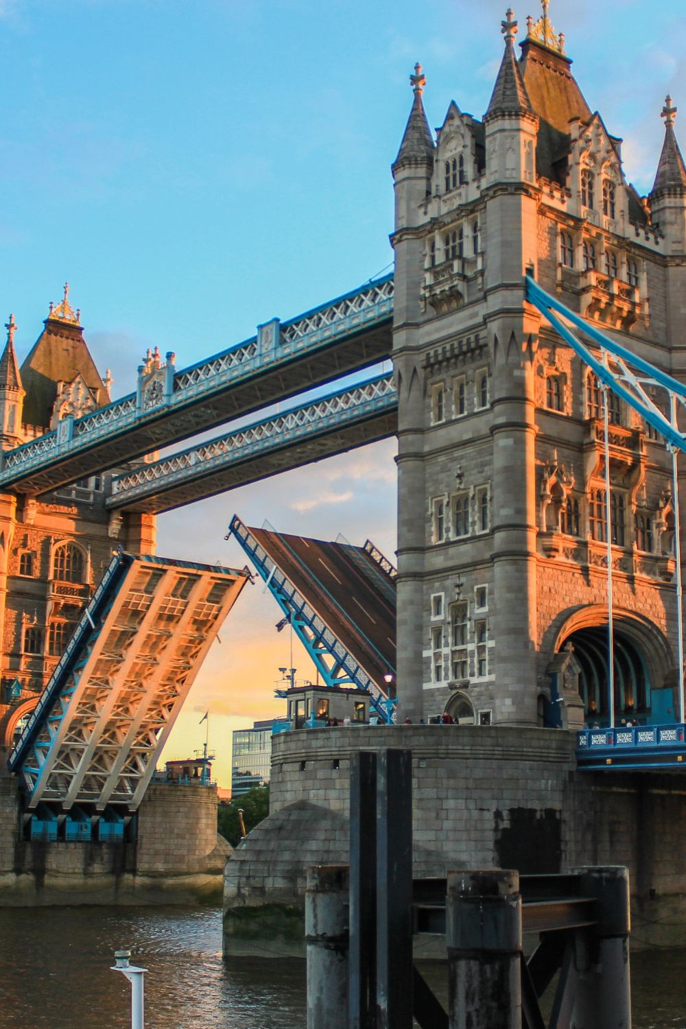 Explore the perfect 11–13 day itinerary through London, Paris, and Switzerland—complete with where to stay, what to see, and how to travel between each iconic destination. London Paris Switzerland Itinerary, Paris Itinerary, London Itinerary, Europe Itinerary, London Paris Switzerland Italy, Italy Itinerary, Things To Do, London Travel Tips, London Things To Do, Paris Things To Do, Paris At Night, Best Tours, Where To Stay
