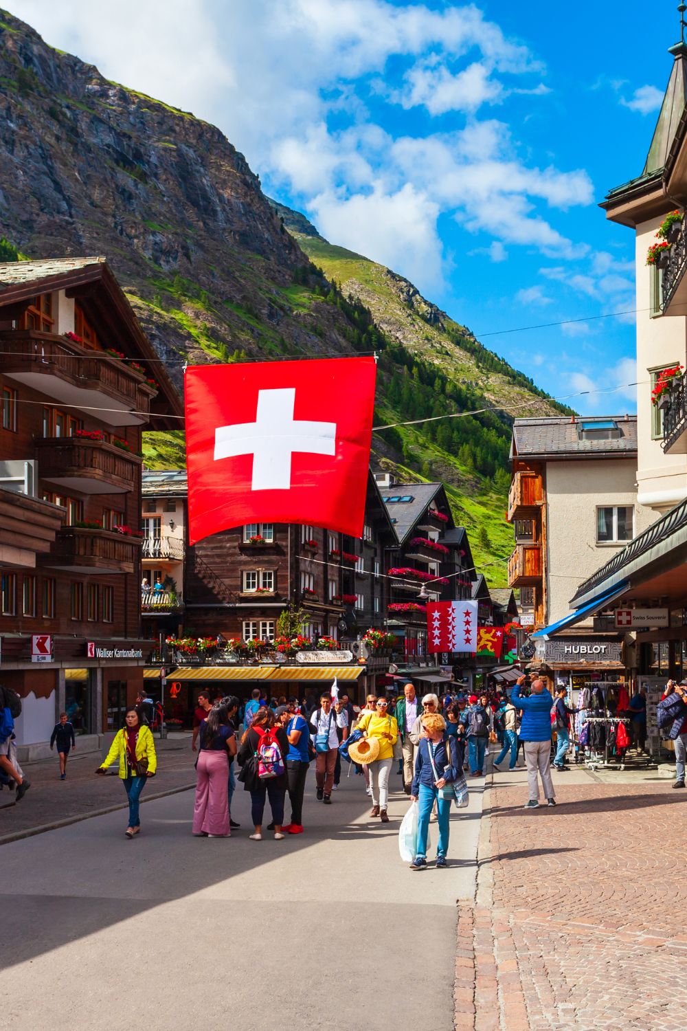Explore the perfect 11–13 day itinerary through London, Paris, and Switzerland—complete with where to stay, what to see, and how to travel between each iconic destination. London Paris Switzerland Itinerary, Paris Itinerary, London Itinerary, Europe Itinerary, London Paris Switzerland Italy, Italy Itinerary, Things To Do, London Travel Tips, London Things To Do, Paris Things To Do, Paris At Night, Best Tours, Where To Stay